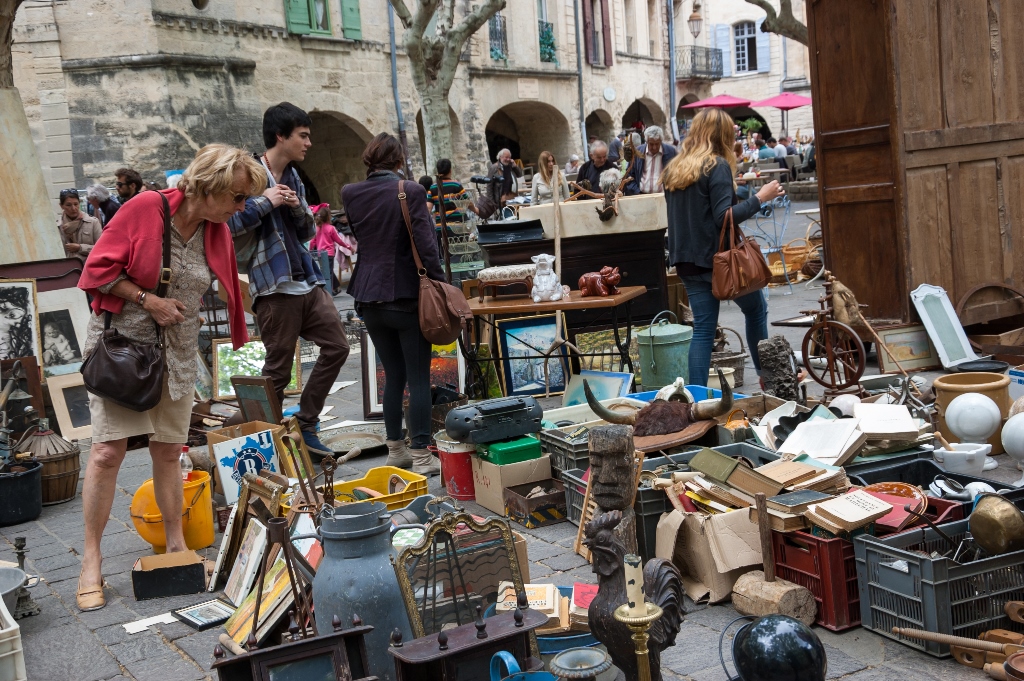 Блошиный рынок 2023. Блошиный рынок Garage sale. Уделка блошиный рынок. Блошиный рынок одежда.